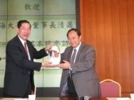 校長贈東海大學董事長吳清邁（左）「龍馬精神」瓷瓶。（攝影�陳震霆）