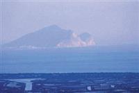 由校園遠眺，二龍河正對龜山島，引人入勝。