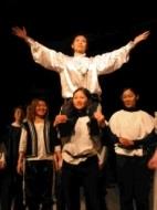 德文系同學上週演出華格納的知名歌劇「天鵝騎士 」，把中古世紀的浪漫愛情音樂文學帶進淡江校園。（記者李欣柔攝影）