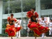 西語系同學表演佛朗明哥舞蹈，艷 驚全場。 （攝影/陳國良）