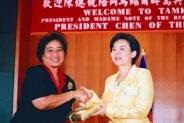 行政副校長張家宜代表致贈諾特總統夫人(左)紀念品。(記者陳震霆、張佳萱攝影)