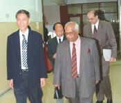 副校長馮朝剛（圖左）接待印度前副外長（前右）前往演講，後為國際研究學院院長魏萼與印度駐台主任。（攝影/昂力）