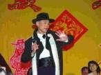 學術副校長馮朝剛在歲末聯歡會中，巧扮偶像歌手劉文正，活靈活現的模樣，風靡全場，尖叫聲不斷。（記者練建昕攝影）