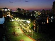 本校在五虎崗新設立籃球場，上週起亦開放同學假日使用，平息之前不開放所引發的爭議。(圖文�邱啟原）