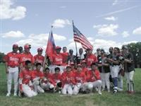 ●「淡江紅不讓」隊員前往美國參加世界盃盲人棒球賽，獲得總冠軍後，與地主隊合影留念。