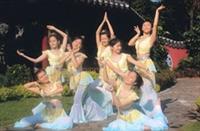 由舞研社同學表演的民族舞蹈「壁仙雲遊」，以優美的敦煌舞步展現，造型千姿百態，將於明天大專舞展中擔任開場舞。（課外組提供）