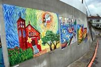 由淡水鎮內22所大中小學140名師生彩繪完成的藝術牆，綿延53公尺，將淡水特色展露無遺。（記者陳光熹攝影）