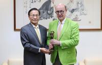 首對夫妻檔熊貓講者訪淡江大學 與葛校長、張董事長共探AI教學與私校治理
