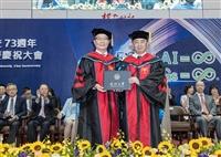 王紹新獲頒名譽管理博士學位