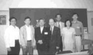 陳天文（左二）於系友會後與系友及老師們合影
