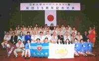 本校童軍團十人代表與日本大學童軍團合影留念。（黃文智提供）