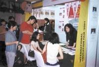 本校參加國際教育諮商協會在曼谷舉辦的「國際教育展」，國交處主任陳惠美（右）正向同學們介紹本校特色，當地同學對本校課程特別感興趣。（國交處提供）