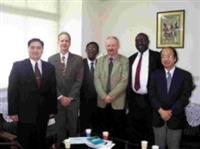 國際研究學院院長魏萼（右）上週邀請甘比亞共和國駐華大使曼布瑞•賈義（右二）、南非聯絡辦事處代表史寇茲（右三）來校訪問。