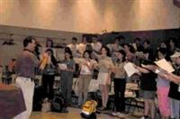 本校合唱團和維諾納大學音樂系學生共同 上課，並由該系系主任親自指揮練唱。