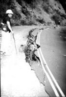 往 仁 愛 鄉 法 治 村 的 路 上 ， 道 路 已 嚴 重 損 毀 ， 險 象 環 生 。