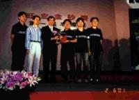 由翁慶昌教授（左二）領軍的Jajambo隊獲得旺宏金矽獎應用組最大獎，自中研院李遠哲院長（左三）手中接下獎座。