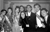 本文作者（右二）與各國參賽友人合影，圖左三為台灣小姐徐慧君，左二為去年第一名的大陸小姐李。