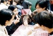 高雄文化週舉辦吃冰比賽，雖然天氣陰雨，還是吸引許多同學前來嘗試，四個人一組合力把一大碗冰吃完。（攝影\陳亭谷）