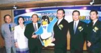 台灣IBM公司總經理許朱勝（右三）代表將身著藍色燕服的「linux企鵝」，贈送本校校長張紘炬（左三），右二為IBM亞太區副總裁錢大群，左二為副校長張家宜，左一為資訊中心主任黃明達。（記者張佳萱攝）