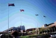 澳洲克廷大學為歡迎張校長到訪，特地在校門口掛起中華民國國旗。（圖/國交處提供）
