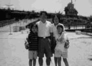 劉增泉老師與家人。