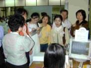 上週四華江高中老師們參觀資訊中心時，用心觀摩、仔細聆聽勤做筆記。（圖�邱啟原攝）