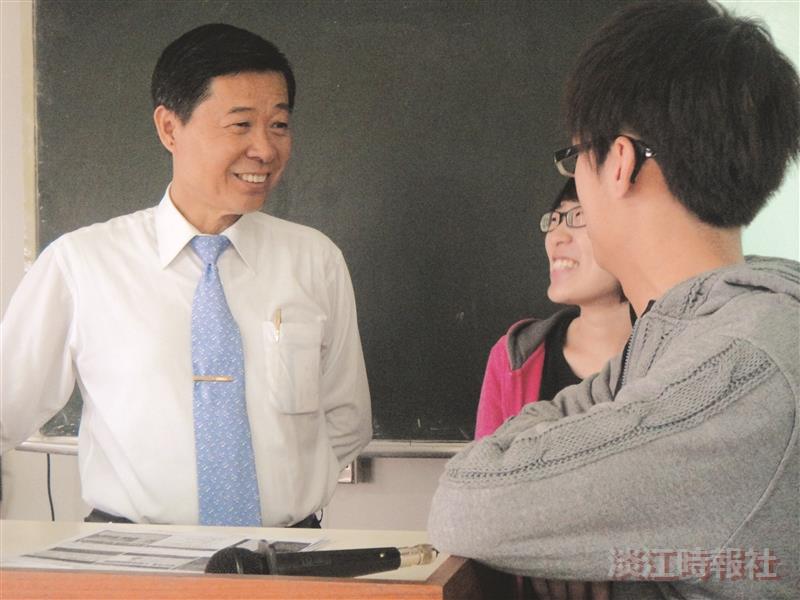 講座後，學生趨前向林慶隆（左一）請教審計工作相關問題，討論氣氛愉快。
