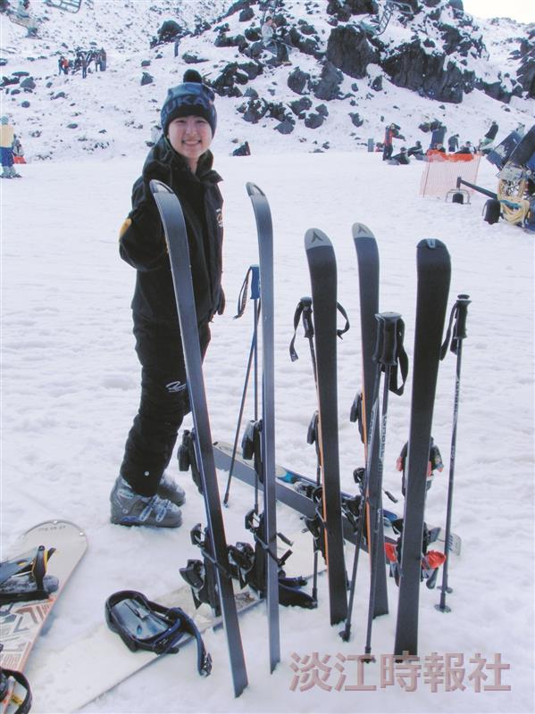 觀光四林怡菁，大三留學懷卡特大學時，冬季體驗滑雪活動。（圖／林怡菁提供）