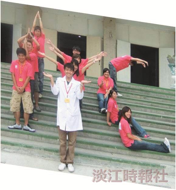 行動化學館第26站中正高中，化學四朱耿慶與志工們擺出「IYC」字樣。
