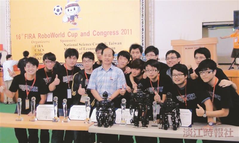 Their 4th time as world champions, the Department of Electrical Engineering Robot Research Team, led by prof. Wong Ching-chang, pose for a group photo in the 2011 RoboSot World Cup
