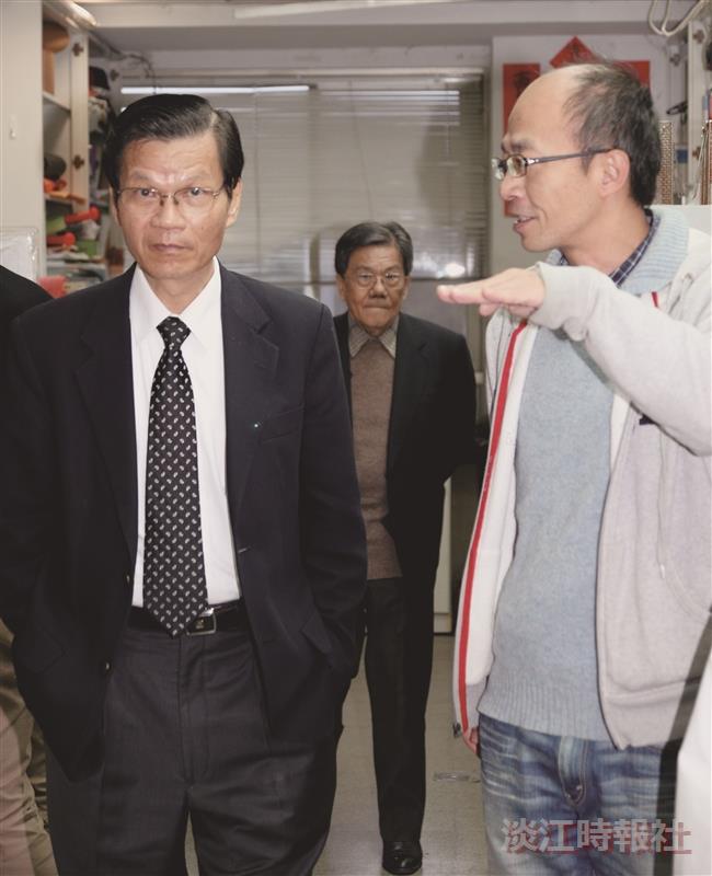 翁啟惠（左一）於演講會後參訪化學系教學設備時，由系上教授徐秀福（右一）詳細解說。（攝影／鄧翔）