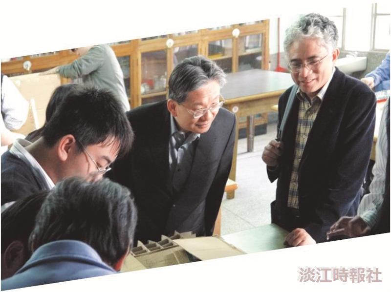 本校理學院院長王伯昌（右一）、國科會自然處處長廖文峰（右二），一同觀看學生實驗作品。