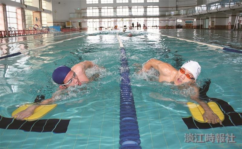 泳隊教練陳瑞辰（右）經常會帶著隊員一起練習，感情相當融洽。（攝影／林奕宏）