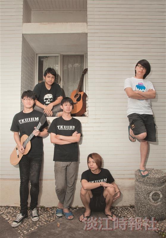 由5位大男孩組成的Hot Spring，團名的由來是異想天開的帶吉他去泡溫泉。（攝影／魏珮如）