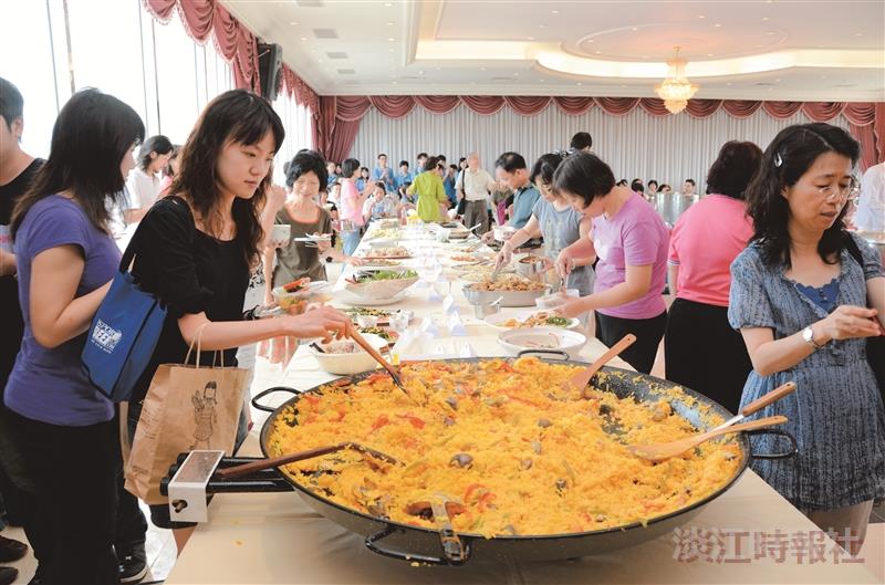 女聯會主辦的國際美食饗宴，準備61道美食慶祝教師節，場面熱鬧。（攝影／羅廣群）