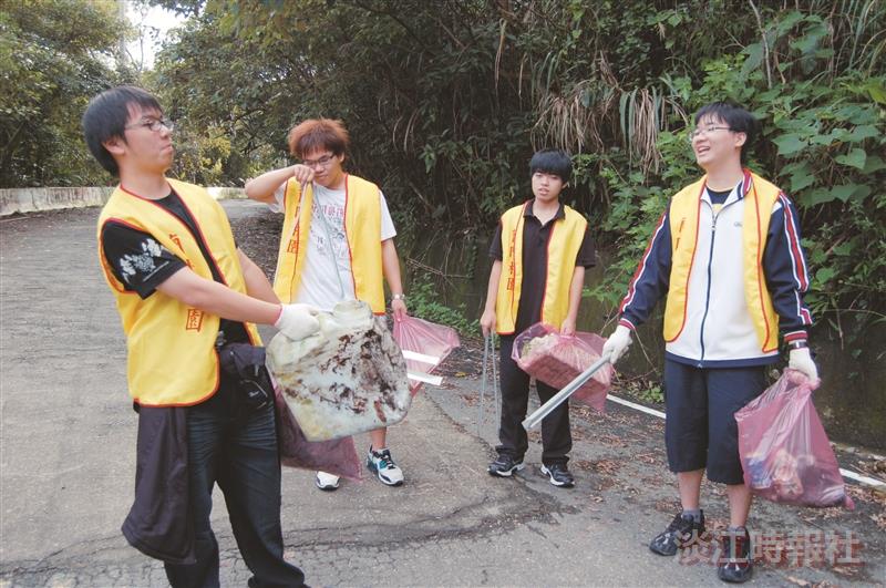 蘭陽校園於12月28日舉辦林美淨山活動，學生紛紛捲起袖子幫忙清除垃圾，並樂在其中。（圖／蘭陽校園提供）