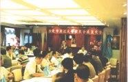 台 北 市 校 友 會 於 八 月 十 七 日 舉 行 成 立 大 會 ， 圖 為 新 當 選 的 理 事 長 羅 森 在 會 中 提 出 報 告 的 情 形 。 （ 大 發 處 提 供 ）