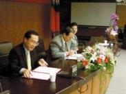上 週 三 下 午 ， 張 紘 炬 校 長 （ 中 ） 和 台 灣 微 軟 范 成 炬 總 經 理 （ 左 ） 共 同 簽 下 「 Microsoft軟 體 校 園 授 權 」 合 約 。 （ 攝 影 \ 黃 文 政 ）