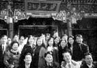 姚 成 彥 （ 二 排 左 二 ） 與 北 京 大 學 的 同 學 合 影 留 念 。