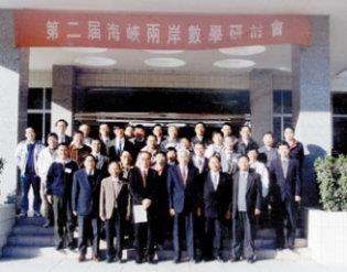 校 長 張 紘 炬 （ 前 排 右 二 ） 帶 領 數 學 系 八 位 老 師 ， 前 往 大 陸 北 京 大 學 參 與 「 第 二 屆 兩 岸 數 學 研 討 會 」 ， 與 其 他 與 會 者 合 影 留 念 。 （ 圖 \校 長 室 提 供 ）