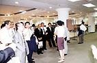 來 自 日 本 六 十 九 所 大 學 的 教 職 員 代 表 參 觀 本 校 圖 書 館 ， 聽 取 黃 鴻 珠 館 長 （ 右 ） 的 解 說 。 （ 攝 影 \ 黃 文 政 ）