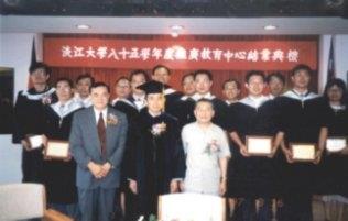 推廣交育中心主任盧慶塘（前排左起）、校 長 林 雲 山 （ 著 戴 博 士 服 ）