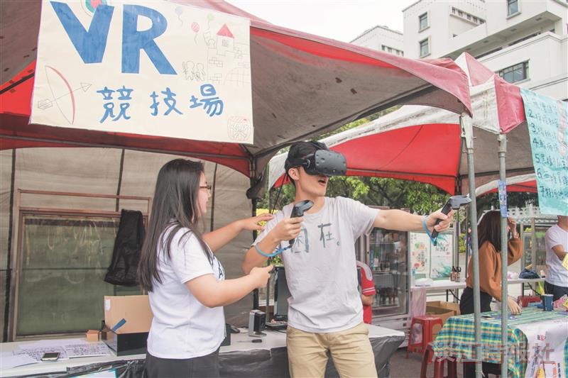 資傳週VR射擊現身海報街 師生爭體驗