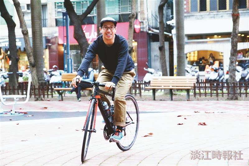 林翰博多年來，日騎單車數小時，與腳踏車幾乎形影不離。（攝影／閩家瑋）