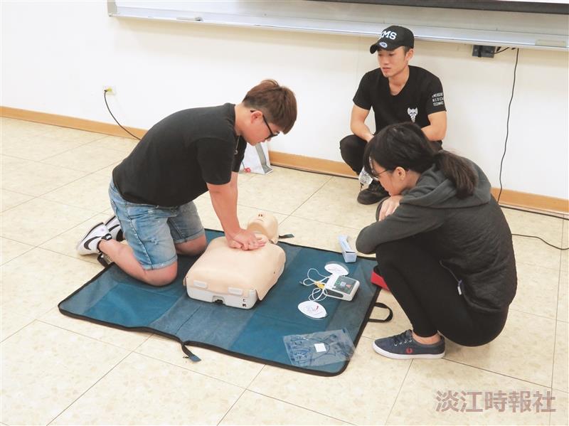 學員練習CPR