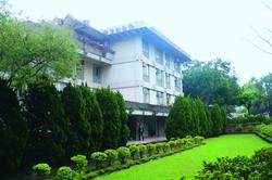 There is nice environment and scenery around Hwei-wen Hall, providing guests a wonderful living experience.
