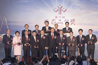 The result of the 19th National Quality Award was announced on May 5. Tamkang University was the only university that wins such an honor. President C. I. Chang (left 2) took photo with other winners.