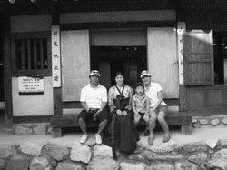 曾信華（左二）在韓國結交不少好友，假日結伴到民俗村玩，穿著韓國傳統服飾合影留念。（圖�曾信華提供）