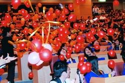 蘭陽校園畢業典禮會場氣球突然從天而降，讓學生十分驚喜。（攝影�陳怡菁）