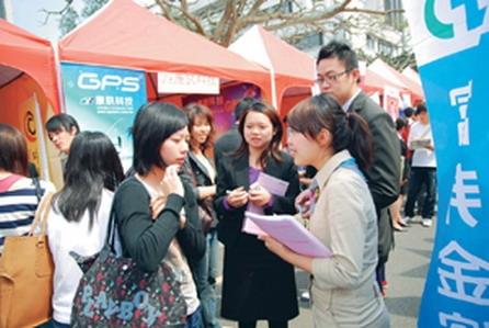 Crowds of visitors participate the March Job Fair and hand in their resumes.